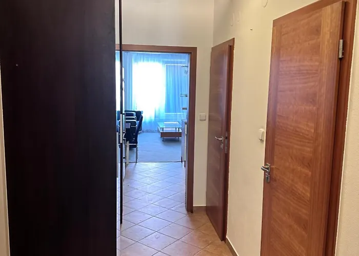 Key Zderadova 6 شقة