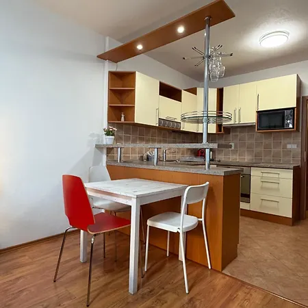 Key Zderadova 6 Appartamento